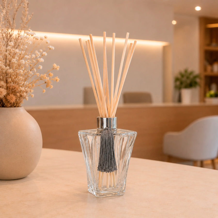 Difusor de aromas Atelier da Mata sobre mesa em ambiente clean